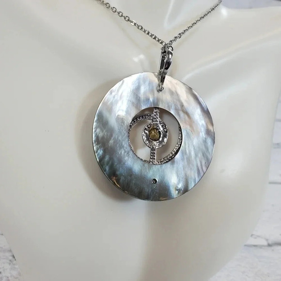 Dark Delicate Mother of Pearl Shell Round Music Note with Cubic Zirconia Jeweled - Picture 4 of 6